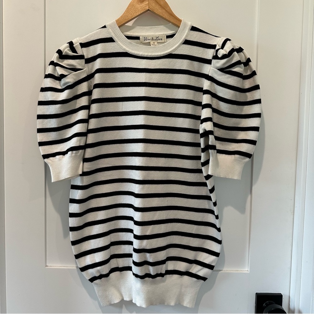 NWOT boutique sweater Vine & Love. Size M